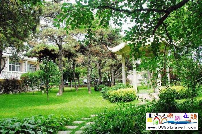 北戴河?xùn)|經(jīng)路賓館-住準(zhǔn)五星海華標(biāo)間/豪華大床+雙份早餐，一價(jià)全含